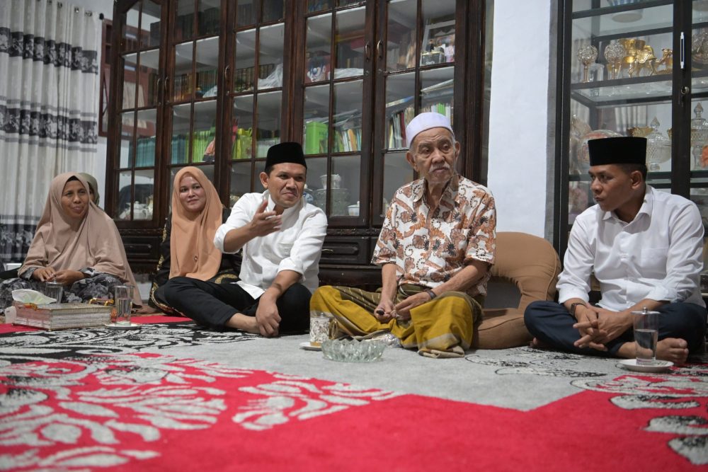 Wagub Aceh Fadhlullah didampingi istri Mukarramah bersilaturahmi dengan ulama kharismatik Aceh Abuya Amran Waly Al-Khalidy di Dayah Darul Ihsan Pawoh di Tepin Gajah Kecamatan Labuhan Haji Tengah Aceh Selatan, Sabtu (3/5)