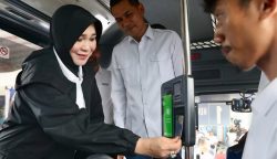 Wali Kota Banda Aceh Illiza Sa’aduddin Djamal menempelkan kartu Trans Koetaradja dalam acara peluncuran aplikasi Trans Koetaradja di Terminal Tipe A Batoh, Band Aceh, Ahad (4/5)
