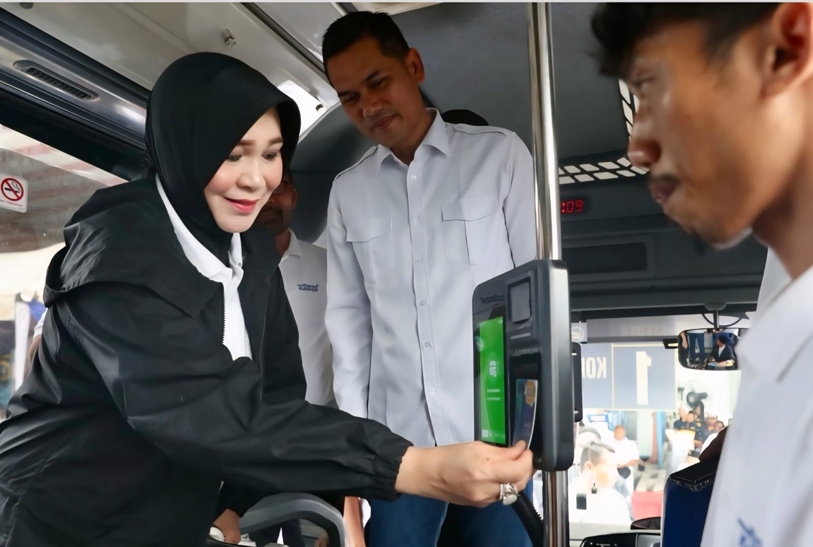 Wali Kota Banda Aceh Illiza Sa’aduddin Djamal menempelkan kartu Trans Koetaradja dalam acara peluncuran aplikasi Trans Koetaradja di Terminal Tipe A Batoh, Band Aceh, Ahad (4/5)