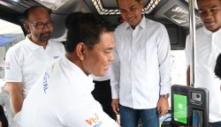 Bupati Aceh Besar Syech Muharram Idris menempelkan kartu Trans Koetaradja dalam acara peluncuran aplikasi Trans Koetaradja di Terminal Tipe A Batoh, Banda Aceh, Ahad (4/5)