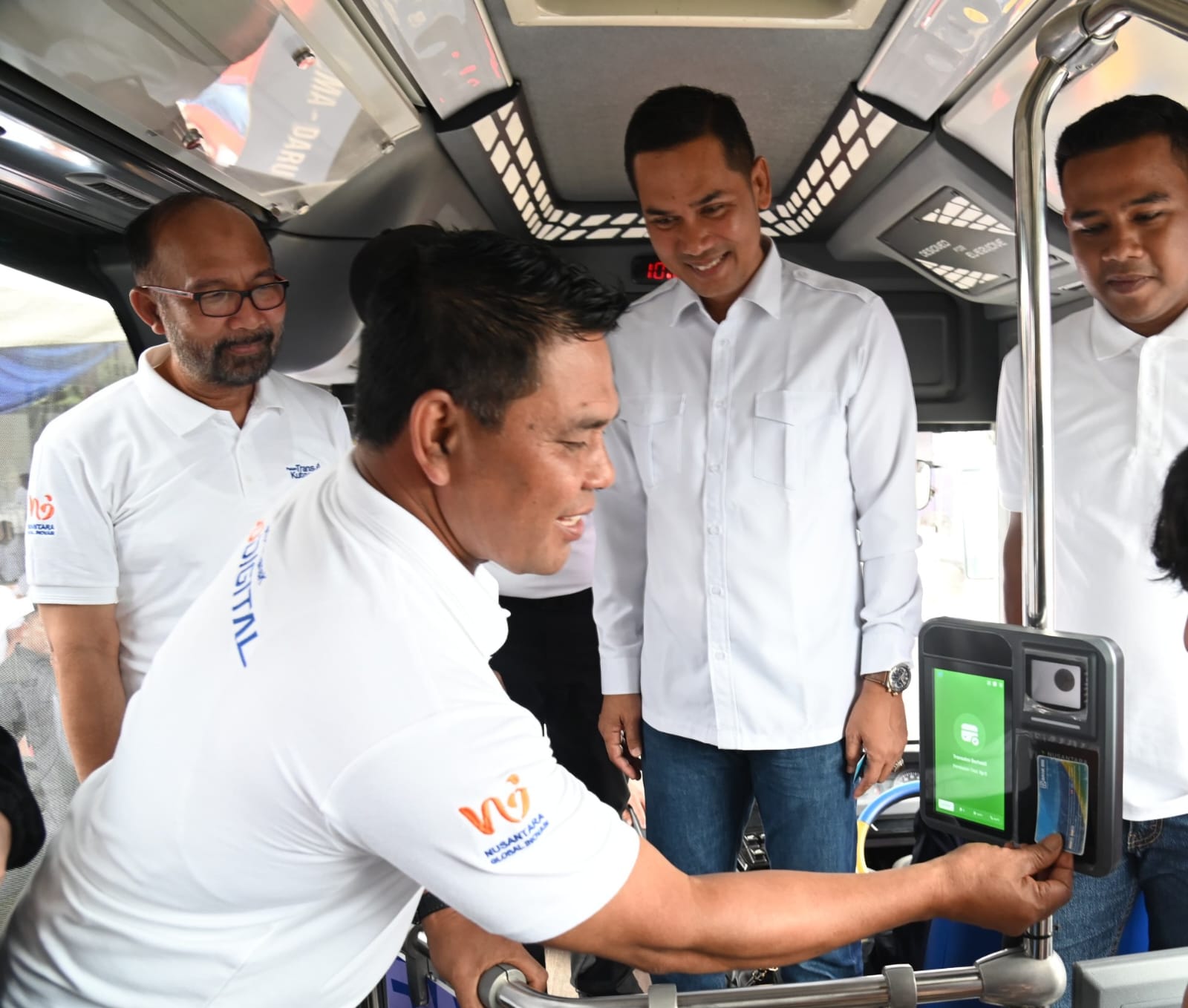 Bupati Aceh Besar Syech Muharram Idris menempelkan kartu Trans Koetaradja dalam acara peluncuran aplikasi Trans Koetaradja di Terminal Tipe A Batoh, Banda Aceh, Ahad (4/5)