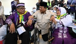 Presiden Prabowo Subianto saat melepas jamaah haji Indonesia di Bandara Soekarno-Hatta (Soetta), Tangerang, Banten, Ahad (4/5)