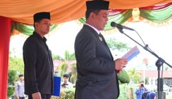 Bupati Aceh Besar Muharram Idris bertindak selaku Inspektur Upacara HUT ke-41 Kota Jantho dan Hardiknas Tahun 2025, di halaman Kantor Bupati, Kota Jantho, Senin (5/5)