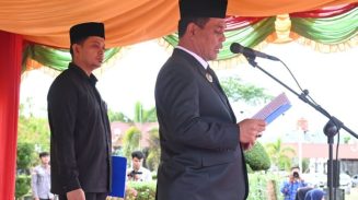 Bupati Aceh Besar Muharram Idris bertindak selaku Inspektur Upacara HUT ke-41 Kota Jantho dan Hardiknas Tahun 2025, di halaman Kantor Bupati, Kota Jantho, Senin (5/5)