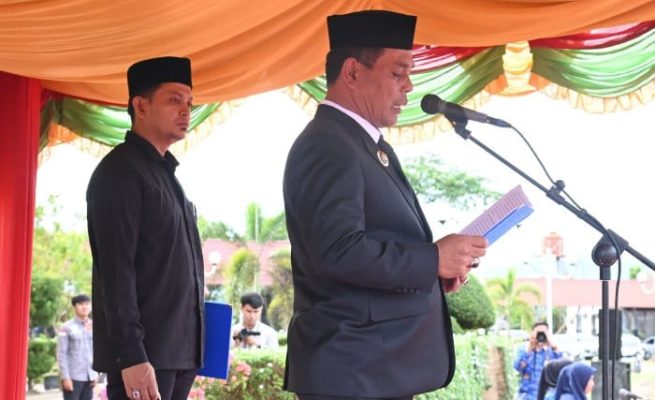 Bupati Aceh Besar Muharram Idris bertindak selaku Inspektur Upacara HUT ke-41 Kota Jantho dan Hardiknas Tahun 2025, di halaman Kantor Bupati, Kota Jantho, Senin (5/5)
