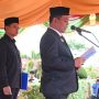 Bupati Aceh Besar Muharram Idris bertindak selaku Inspektur Upacara HUT ke-41 Kota Jantho dan Hardiknas Tahun 2025, di halaman Kantor Bupati, Kota Jantho, Senin (5/5)
