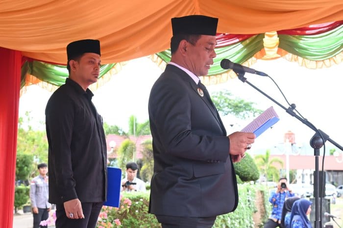 Bupati Aceh Besar Muharram Idris bertindak selaku Inspektur Upacara HUT ke-41 Kota Jantho dan Hardiknas Tahun 2025, di halaman Kantor Bupati, Kota Jantho, Senin (5/5)