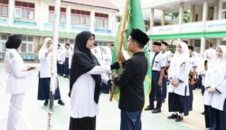Ketua dan Wakil Ketua beserta Pengurus OSIM MTsN 1 Banda Aceh periode 2025-2026 dilantik oleh Kepala MTsN 1 Banda Aceh Dr Ummiyani SAg MPd, Senin, 5 Mei 2025. (Foto: For Infoaceh.net)