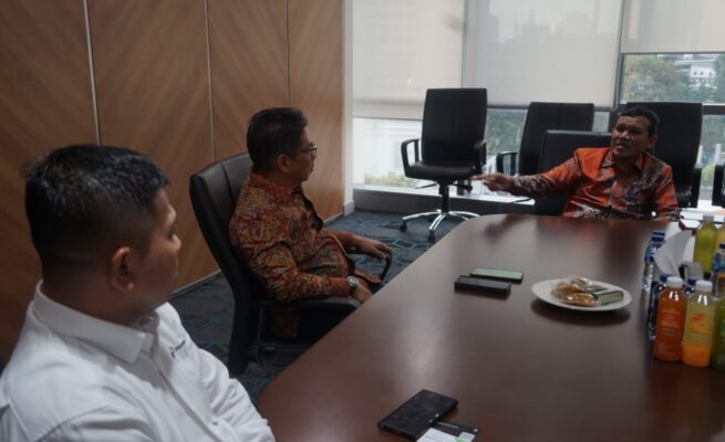 Wagub Aceh saat pertemuan dengan jajaran manajemen PT Pertamina Geothermal Energy Tbk (PGE), di Grha Pertamina, lantai 7, Medan Merdeka Timur, Jakarta Pusat, Senin, 5 Mei 2025. (Foto: Humas BPPA)