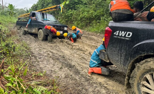 Petugaa PLN UP3 Langsa menjangkau wilayah terpencil dan pelosok