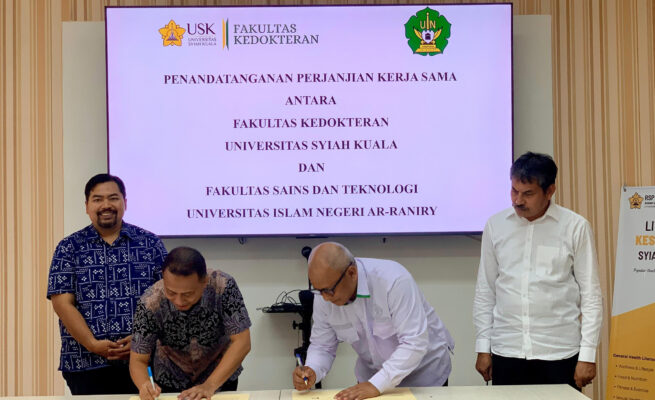 Dekan FST UIN Ar-Raniry, Prof M Dirhamsyah dan Dekan FK USK Dr dr Safrizal Rahman menandatangani perjanjian kerja sama, Senin (5/5)