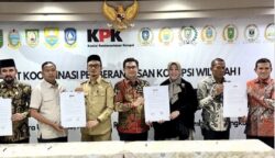 Wali Kota Banda Aceh Illiza Sa’aduddin Djamal dan Ketua DPRK Banda Aceh Irwansyah mengikuti rapat koordinasi pemberantasan korupsi di Gedung Merah Putih KPK-RI, Jakarta, Senin (5/5). (Foto: For Infoaceh.net)