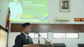 Bupati Aceh Besar Syech Muharram memberikan sambutan pada Rapat Paripurna DPRK Aceh Besar dalam rangka HUT ke-41 Kota Jantho, di Ruang Paripurna DPRK Aceh Besar, Kota Jantho, Senin (5/5)