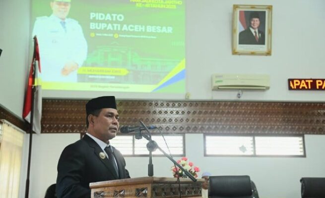 Bupati Aceh Besar Syech Muharram memberikan sambutan pada Rapat Paripurna DPRK Aceh Besar dalam rangka HUT ke-41 Kota Jantho, di Ruang Paripurna DPRK Aceh Besar, Kota Jantho, Senin (5/5)