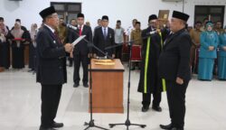 Bupati Pidie Jaya Sibral Malasyi melantik Munawar Ibrahim sebagai Sekda di aula Cot Trieng, Kantor Bupati Pidie Jaya, Senin sore, 5 Mei 2025