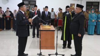 Bupati Pidie Jaya Sibral Malasyi melantik Munawar Ibrahim sebagai Sekda di aula Cot Trieng, Kantor Bupati Pidie Jaya, Senin sore, 5 Mei 2025