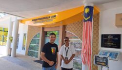 Budayawan Aceh yang juga Direktur Rumoh Manuskrip Aceh Tarmizi A Hamid, bersama Hasan Basri M Nur mengunjungi museum di Malaysia