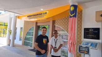 Budayawan Aceh yang juga Direktur Rumoh Manuskrip Aceh Tarmizi A Hamid, bersama Hasan Basri M Nur mengunjungi museum di Malaysia