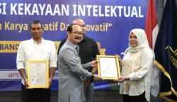 Kakanwil Kemenkum Aceh Meurah Budiman menyerahkan sertifikat merek kepada pelaku usaha di Aceh pada Selasa (6/5) di Hotel Kyriad Muraya, Banda Aceh