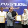Kakanwil Kemenkum Aceh Meurah Budiman menyerahkan sertifikat merek kepada pelaku usaha di Aceh pada Selasa (6/5) di Hotel Kyriad Muraya, Banda Aceh