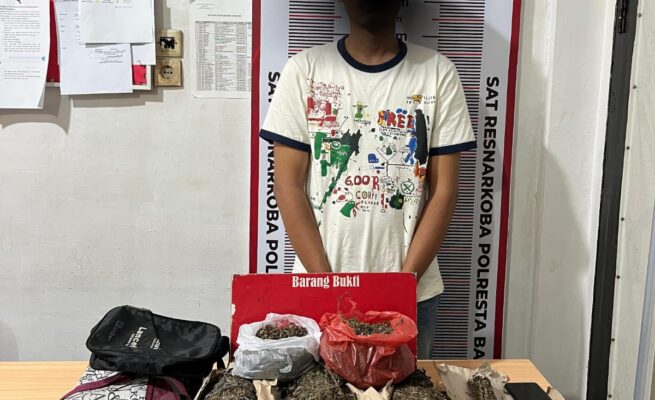 Personel Satresnarkoba Polresta Banda Aceh mengamankan 3,7 kg ganja dari pengedar berinisial RA (28), warga Kecamatan Darussalam, Aceh Besar. (Foto: Satresnarkoba Polresta Banda Aceh)