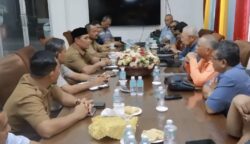 Bupati Aceh Besar Muharram Idris menerima kunjungan audiensi investor Malaysia dari perusahaan Geo Solution Resources (GSR), di Gedung Dekranasda, Gampong Gani, Kecamatan Ingin Jaya, Selasa (6/5)