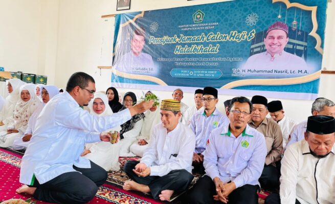 Kakan Kemenag Kabupaten Aceh Besar Saifuddin melakukan peusijuek calon jamaah haji Aceh Besar