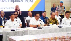 Kabareskrim Polri Komjen Pol Wahyu Widada, memperlihatkan barang bukti uang Rp530 miliar hasil judi online pada konferensi pers, Rabu (7/5)