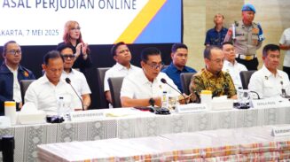 Kabareskrim Polri Komjen Pol Wahyu Widada, memperlihatkan barang bukti uang Rp530 miliar hasil judi online pada konferensi pers, Rabu (7/5)