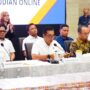Kabareskrim Polri Komjen Pol Wahyu Widada, memperlihatkan barang bukti uang Rp530 miliar hasil judi online pada konferensi pers, Rabu (7/5)