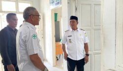 Bupati Aceh Besar Muharram Idris berdialog dengan Kepala Puskesmas Peukan Bada Burhanuddin, saat meninjau Puskesmas Peukan Bada, Rabu (7/5)