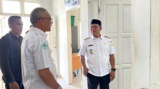 Bupati Aceh Besar Muharram Idris berdialog dengan Kepala Puskesmas Peukan Bada Burhanuddin, saat meninjau Puskesmas Peukan Bada, Rabu (7/5)
