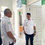 Bupati Aceh Besar Muharram Idris berdialog dengan Kepala Puskesmas Peukan Bada Burhanuddin, saat meninjau Puskesmas Peukan Bada, Rabu (7/5)