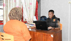Seorang IRT berinisial TI (35), pelaku penipuan Agen BRILink di Aceh Timur ditangkap. (Foto: Dok. Polres Aceh Timur)