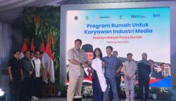 Menteri PKP Maruarar Sirait dan Menteri Komdigi Meutya Hafid saat penyerahan secara simbolis Kunci rumah subsidi untuk wartawan yang dihadiri Ketua Umum PWI Pusat Hendry Ch Bangun, Selasa (6/5)