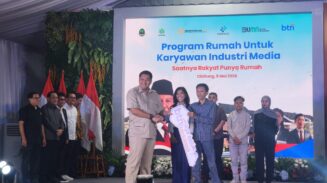 Menteri PKP Maruarar Sirait dan Menteri Komdigi Meutya Hafid saat penyerahan secara simbolis Kunci rumah subsidi untuk wartawan yang dihadiri Ketua Umum PWI Pusat Hendry Ch Bangun, Selasa (6/5)