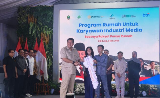 Menteri PKP Maruarar Sirait dan Menteri Komdigi Meutya Hafid saat penyerahan secara simbolis Kunci rumah subsidi untuk wartawan yang dihadiri Ketua Umum PWI Pusat Hendry Ch Bangun, Selasa (6/5)