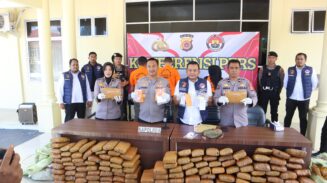 Kapolres Gayo Lues AKBP Hyrowo didampingi Kasat Resnarkoba Iptu Bambang Hari Hermansyah Putra Pelis, dalam konferensi pers pengungkapan kasus narkotika, Rabu (7/5/2025)