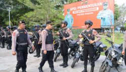 Kabag Ops Polres Sabang AKP Bukhari memeriksa pasukan pada apel personil Tim Anti Premanisme yang dilaksanakan di Area Sabang Fair, Gp. Kuta Barat Kecamatan Sukakarya Kota Sabang, Kamis (8/5). (Foto: Infoaceh.net/Andi Armi)