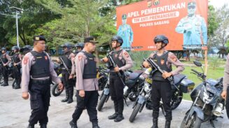 Kabag Ops Polres Sabang AKP Bukhari memeriksa pasukan pada apel personil Tim Anti Premanisme yang dilaksanakan di Area Sabang Fair, Gp. Kuta Barat Kecamatan Sukakarya Kota Sabang, Kamis (8/5). (Foto: Infoaceh.net/Andi Armi)