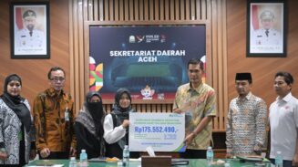 Plt Sekda Aceh, M Nasir Syamaun menerima penyerahan santunan meninggal dunia dan bantuan beasiswa pendidikan kepada ahli waris Kamaruddin Abubakar atau Abu Razak di ruang Rapat Sekda Banda Aceh, Kamis (8/5/2025)