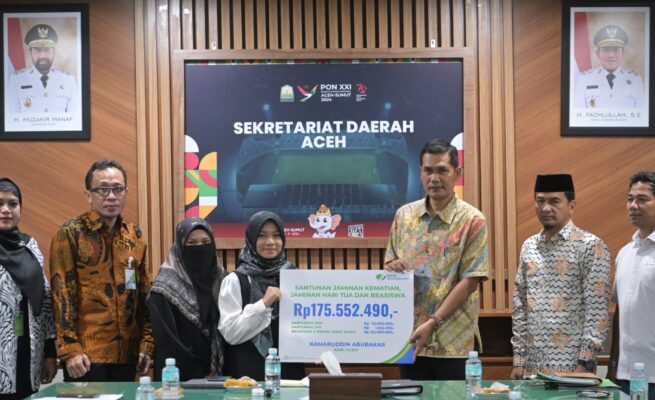 Plt Sekda Aceh, M Nasir Syamaun menerima penyerahan santunan meninggal dunia dan bantuan beasiswa pendidikan kepada ahli waris Kamaruddin Abubakar atau Abu Razak di ruang Rapat Sekda Banda Aceh, Kamis (8/5/2025)