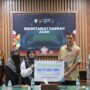 Plt Sekda Aceh, M Nasir Syamaun menerima penyerahan santunan meninggal dunia dan bantuan beasiswa pendidikan kepada ahli waris Kamaruddin Abubakar atau Abu Razak di ruang Rapat Sekda Banda Aceh, Kamis (8/5/2025)