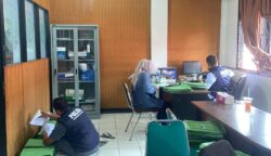 Penyidik Subdit Fismondev Ditreskrimsus Polda Aceh melakukan penggeledahan di kantor PT BPRS Gayo di jalan Mahkamah, Kecamatan Lut Tawar, Aceh Tengah, Kamis, 8 Mei 2025