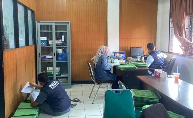Penyidik Subdit Fismondev Ditreskrimsus Polda Aceh melakukan penggeledahan di kantor PT BPRS Gayo di jalan Mahkamah, Kecamatan Lut Tawar, Aceh Tengah, Kamis, 8 Mei 2025