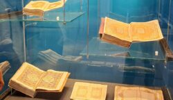 Sejumlah manuskrip asli peninggalan Kesultanan Aceh Darussalam tampil di galeri utama pameran bertajuk “Kejayaan Peradaban Islam Dunia Melayu dan Dunia Islam” yang diselenggarakan IAMM Malaysia sepanjang Mei - Juni 2025. (Foto: For Infoaceh.net)