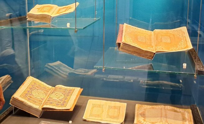 Sejumlah manuskrip asli peninggalan Kesultanan Aceh Darussalam tampil di galeri utama pameran bertajuk “Kejayaan Peradaban Islam Dunia Melayu dan Dunia Islam” yang diselenggarakan IAMM Malaysia sepanjang Mei - Juni 2025. (Foto: For Infoaceh.net)
