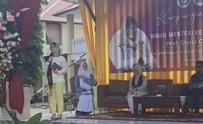 Wamendikti Saintek Prof Stella Christie PhD mengunjungi SMAN 10 Fajar Harapan Banda Aceh, Kamis (8/5)