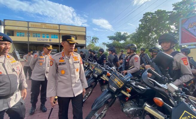 Kapolresta Banda Aceh Kombes Pol Joko Heri Purwono memimpin apel pembentukan Tim Anti Premanisme di Lapangan apel Mapolresta Kamis (8/5)