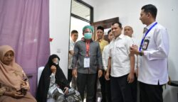 Wakil Gubernur Aceh Fadhlullah bersama Wakil Bupati Aceh Utara, Tarmizi Panyang menyapa pasien yang tengah dioperasi katarak, pada kegiatan Bakti Sosial Operasi Katarak di Kabupaten Aceh Utara, Kamis (8/5)